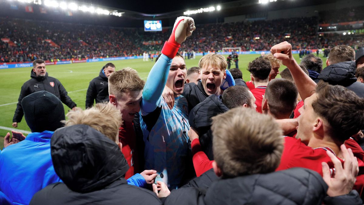 Nezvyklé stěhování fotbalistů v zásadní chvíli. Divné a nešťastné, reagují experti